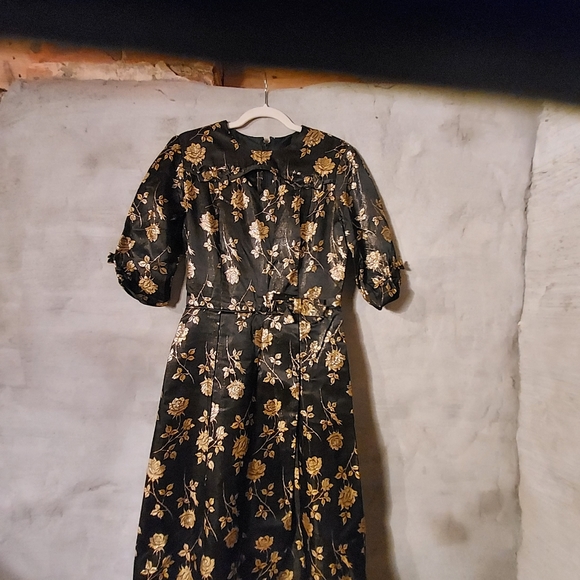 Vintage 40's classic brocade dress w/ keyhole neck & metallic gold roses - Picture 10 of 16